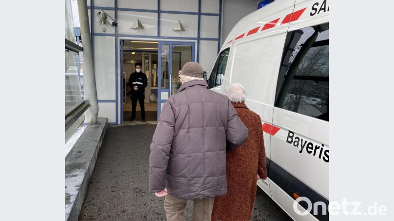 Nachdem die Impfungen in den Seniorenheimen weitgehend abgeschlossen sind, wird ab der nächsten Woche ein Zweilinienbetrieb im Nabburger Impfzentrum gefahren. Das THW errichtet am Samstag einen geschlossenen Anstell-, beziehungsweise Wartebereich. Bild: Völkl