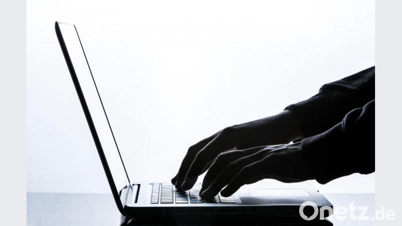 Betrüger locken im Internet mit Angeboten. Symbolbild: Silas Stein/dpa
