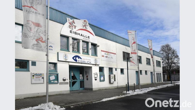 Die Eishalle in Amberg bekommt einen Anbau. Was genau passieren sollte, erläuterte Schul- und Sportamtsleiter Bernhard Scheidig. Bild: Petra Hartl