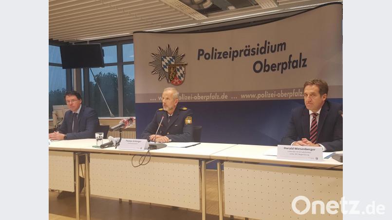 Oberstaatsanwalt Thomas Rauscher (von links), Polizeivizepräsident Thomas Schöniger und Leitender Kriminaldirektor Harald Wiesenberger sprachen von einem „herausragenden Erfolge gegen die Drogenszene“. Bild: gib