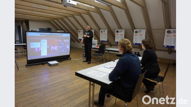 Der Konferenzraum "bb-dialog" im CeBB fungiert als Webinar-Studio. Das Bild entstand beim letzten Abstimmungsgespräch der drei verantwortlichen Mitarbeiter (von links) David Bender, David Veres und CeBB-Leiterin Veronika Hofinger. Bild: eib