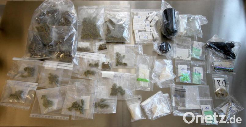 Eine größere Menge unterschiedlicher Rauschmittel stellte die Polizei im Zuge ihrer Ermittlungen sicher, daneben auch Schusswaffen und Schlagringe. Bild: Polizei Oberpfalz