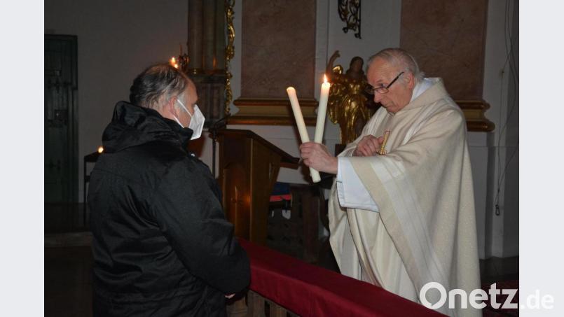 Im Anschluss an den Gottesdienst erteilte Pater Friedhelm Czinczoll an die Gläubigen einzeln den Blasiussegen, der vor Halskrankheiten schützen soll Bild: jr