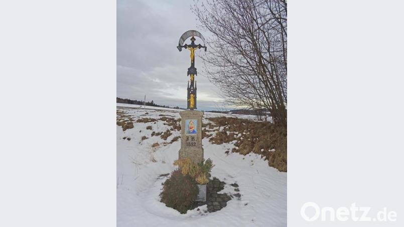 Ein schmuckes Kreuz steht auch an der Ortseinfahrt von Westen beim ehemaligen Lengenfelder Schulhaus. Bild: apr