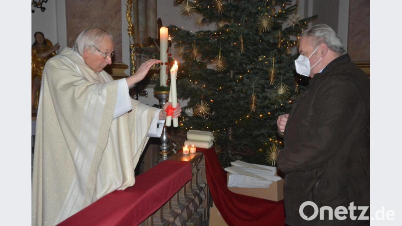 Im Anschluss an den Gottesdienst erteilte Pater Friedhelm Czinczoll an die Gläubigen einzeln den Blasiussegen, der vor Halskrankheiten schützen soll Bild: jr