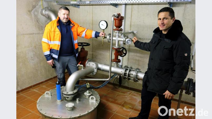 Mit Bürgermeister Marcus Gradl inspizierte Trinkwasserpapst Martin Weidner die aufgerüstete Technik des Tiefbrunnens am Obersee Bild: do
