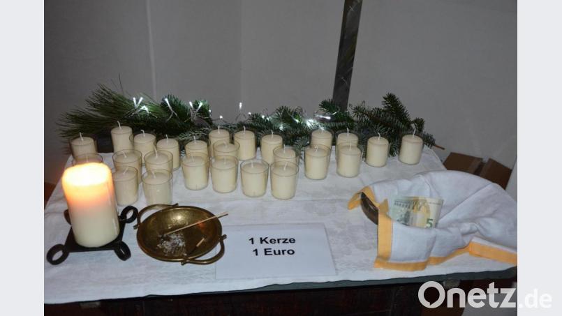 Kerzen lagen im Rundgang der Kapplkirche bereit, mit der die Gläubigen den Gottesdienst erhellten. Bild: jr