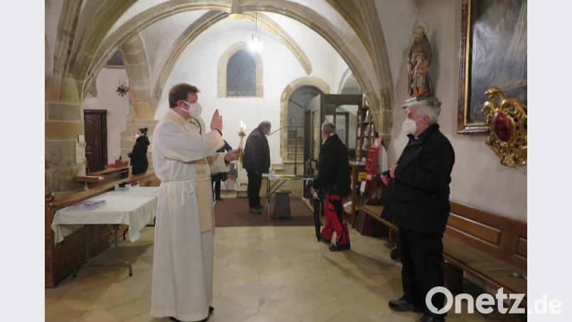 Unter Coronabedingungen spendete Stadtpfarrer Thomas Kraus nach dem allgemeinen Segen auch noch den Einzelsegen. Bild: jzk