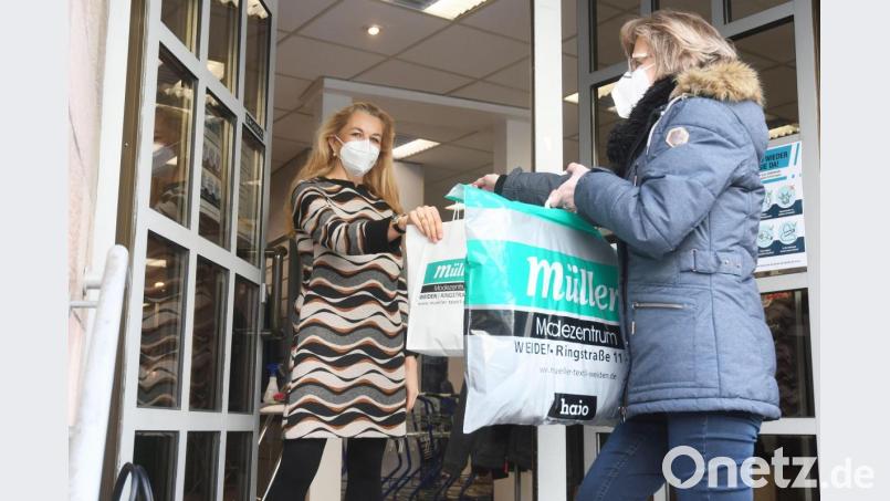 Dagmar Müller (links) Inhaberin vom Modezentrum Müller in Weiden übergibt bestellte Ware an eine Kundin. Trotz Freude über die neue Verkaufsmöglichkeit, sei &quot;Click &amp; Collect&quot; nur &quot;ein Tropfen auf den heißen Stein&quot;. Bild: Gabi Schönberger