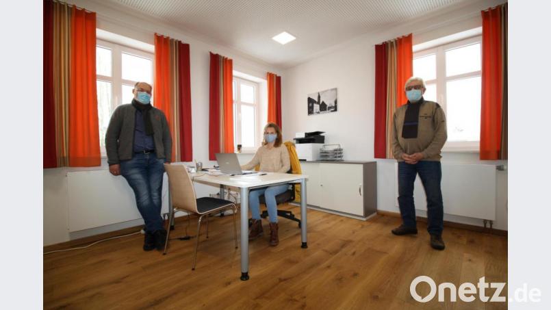 Gemeinsam mit Bürgermeister Thorsten Hallmann (links) und Seniorenbeauftragtem Gerhard Przetak (rechts) will Quartiersmanagerin Franziska Schraml-Pöllmann Schwarzenbach auf dem Weg zur &quot;generationengerechten&quot; Modellgemeinde begleiten. Bild: bjp