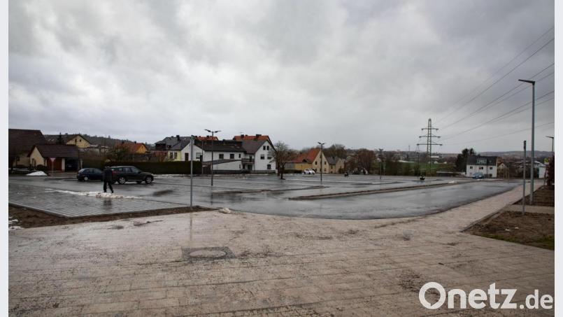 Es hat zwar etwas länger gedauert, aber jetzt wartet der neue Parkplatz an der Schule auf seine Bewährungsprobe, wenn Schule und Hallenbad wieder geöffnet haben. Bild: hbe