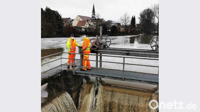 Bauhofleiter Peter Wolf (links) und Bauhofarbeiter Josef Schultes kontrollieren das Wehr am Kemnather Stadtweiher und regulieren mit der Kurbel das Wehr und damit den Wasserstand im Stadtweiher. Bild: mde