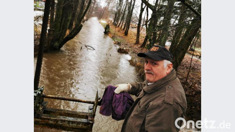 Manfred Oettl aus Fortschau regelt mit der Kurbel das Wehr des Fallbaches nahe des Kemnather Sportplatzes. Bild: mde