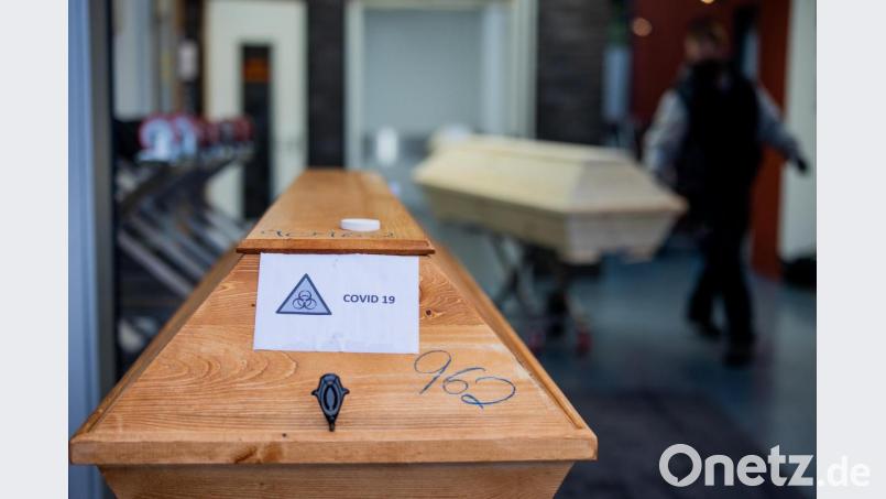 Ein Sarg mit einem Verstorbenen mit der Aufschrift „Covid 19“ und dem Zeichen „Biohazard“. Besonders in Tirschenreuth starben viele Menschen an und mit dem Virus. Symbolbild: Rolf Vennenbernd