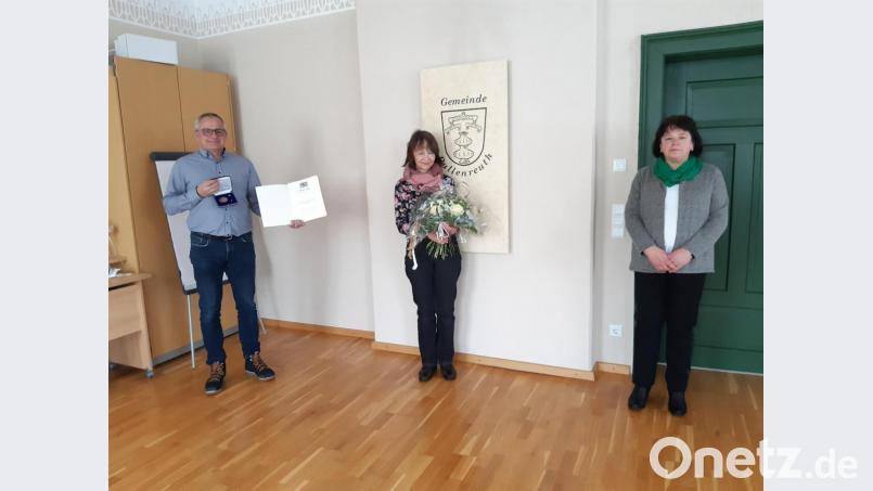 Im Bild von links: Erster Bürgermeister Hubert Kraus übergibt die Auszeichnung an Gabriele Hawranek (Mitte), zusammen mit Zweiter Bürgermeisterin Christa Bayer (rechts). Bild: aes