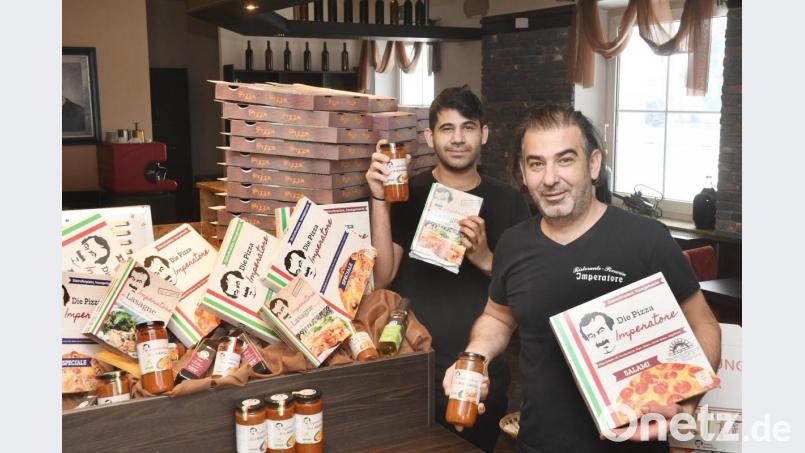 Marco Cakmak (rechts) und sein Sohn Hasim bieten Supermärkten neben Tiefkühlpizzen und -Lasagne auch Nudelsaucen an. Bild: Gabi Schönberger