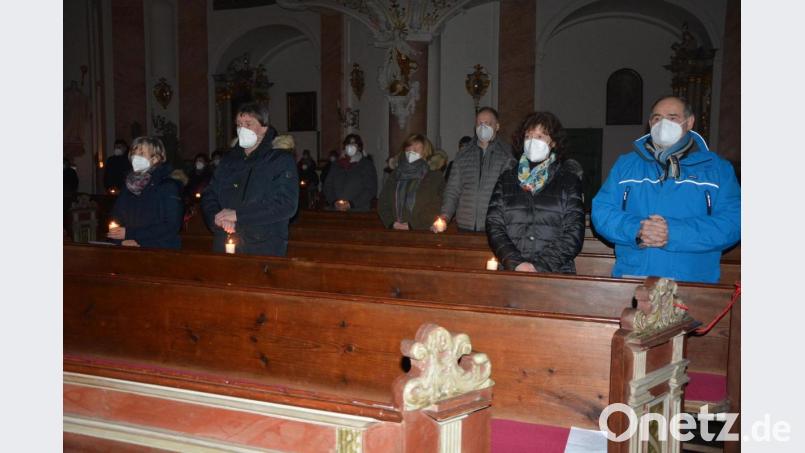 Die Gläubigen hielten Abstand und trugen Masken während des Gottesdienstes in der Kappl. Bild: jr