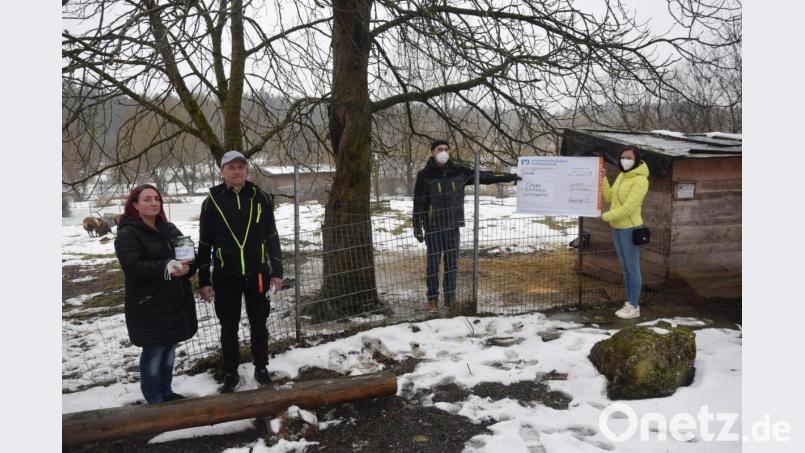 Den Erlös ihrer Aktionen übergeben im Tierpark Corina Kreutzer (rechts) sowie Bianca Albrecht und Werner Wenzel an Manfred Urban (von links) Bild: fz