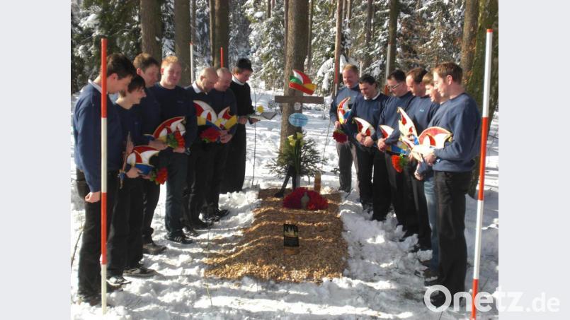 Am Fuße des Tillenberges entdeckten die Schlüsselcluberer die letzte Ruhestätte. (Anmerkung: Foto wurde vom Schlüsselclub in weiser Vorausschau als Archivbild angefertigt, da sonst 2021 mit Abstand nicht alle auf das Foto gepasst hätten“). Bild: Bernhard Eckstein/exb