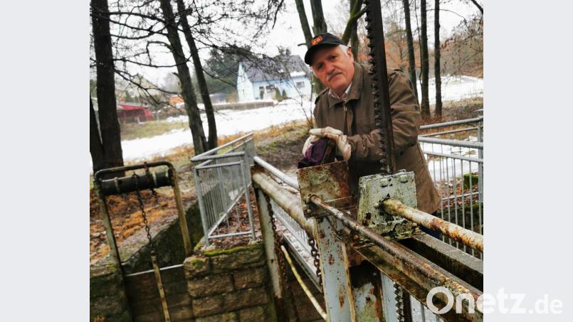 Mit einer Kurbel wird das Wehr im Fallbach reguliert und damit der Wasserstand kontrolliert. Manfred Oettl aus Fortschau bei Kemnath steht, wie seine Vorfahren bereits vor Jahren regelmäßig am Wehr und regelt den Wasserfluss und damit den Wasserstand. Bild: mde