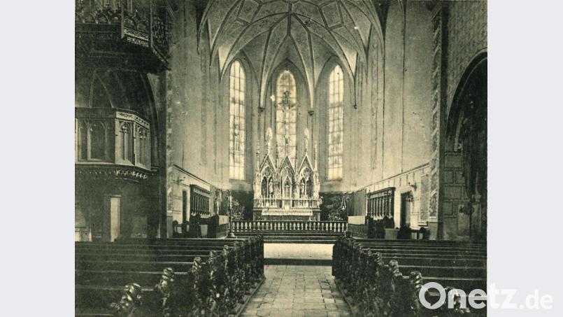 Blick in die Neunburger Pfarrkirche auf einer alten Postkarte, die Ende des 19. Jahrhunderts vom Verlag Franz Strohmeyer herausgegeben wurde. Zu der Zeit war das Gotteshaus noch nicht ans Stromnetz angeschlossen. Repro: Mardanow