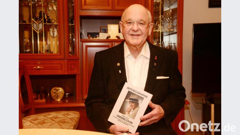 Siegbert Köhler alias "Gummi-Siegi" hat sich zum 80. Geburtstag mit der Neuauflage seiner Lebensgeschichte selbst ein Geschenk gemacht. Bild: bey