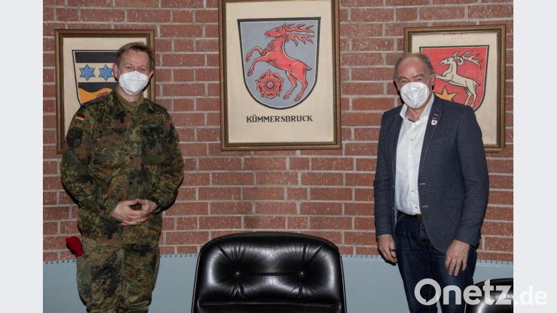 Statt des üblichen gemeinsamen Neujahrsempfangs: Oberstleutnant Sebastian Erbe (links), der Kommandeur des Logistikbataillons 472 in der Schweppermannkaserne, und Kümmersbrucks Bürgermeister Roland Strehl blickten bei einem Gespräch im Rathaus zurück auf das vergangene und voraus auf das laufende Jahr. Bild: hbe