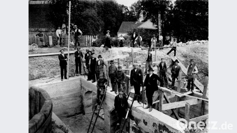 Ob sich in den Falkenberger Alben auch ähnliche Bilder wie dieses finden, wird sich herausstellen. Die historische Aufnahme vom Bau eines Hochbehälters wurde nicht in Falkenberg, sondern um 1900 im benachbarten Wiesau gemacht. Bild: Archiv Werner Robl