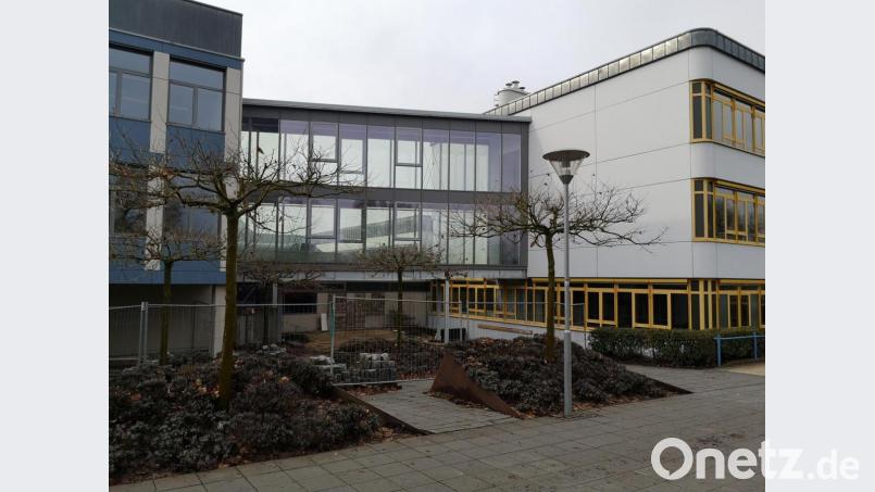 Das Treppauf, Treppab hat endlich ein Ende: Ein neuer Übergang verbindet jetzt den gelben und den blauen Bau der Kümmersbrucker Schule. Bild: hbe