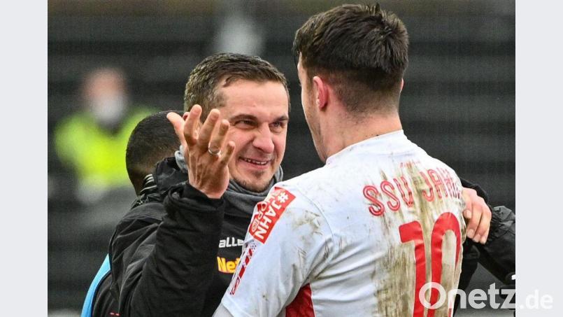 „Mach’s noch einmal, Junge“, scheint Jahn-Trainer Mersad Selimbegovic (links) Kaan Caliskaner mit auf den Weg zu geben. Der Stürmer war der gefeierte Held nach seinem Treffer zum 1:1 gegen Darmstadt in der 97. Minute. Bild: Armin Weigel/dpa