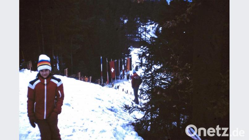 Ein Bild aus den Kindertagen von Doris Aures an der international beflaggten Skisprunganlage in Etzelwang. Bild: Aures/exb