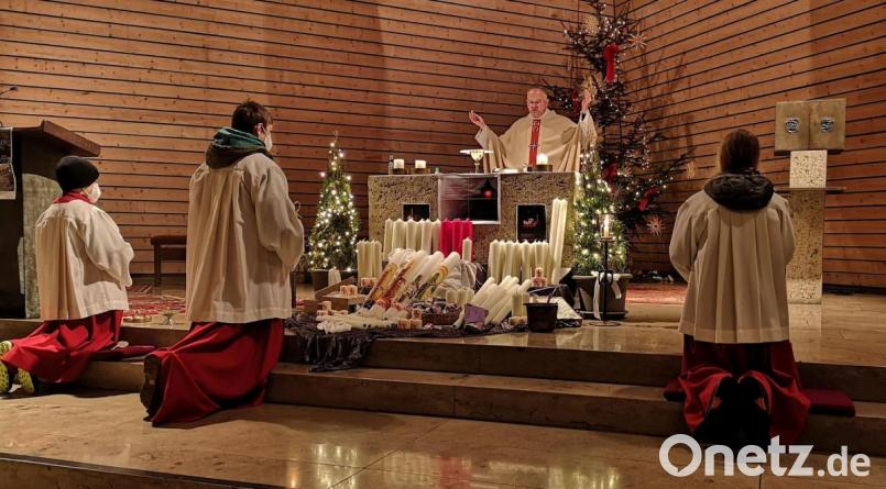 Pfarrer Roland Klein segnet an Lichtmess die Kerzen für die kommenden Monate. Bild: Pfarramt Heldmannsberg-Pommelsbrunn/exb