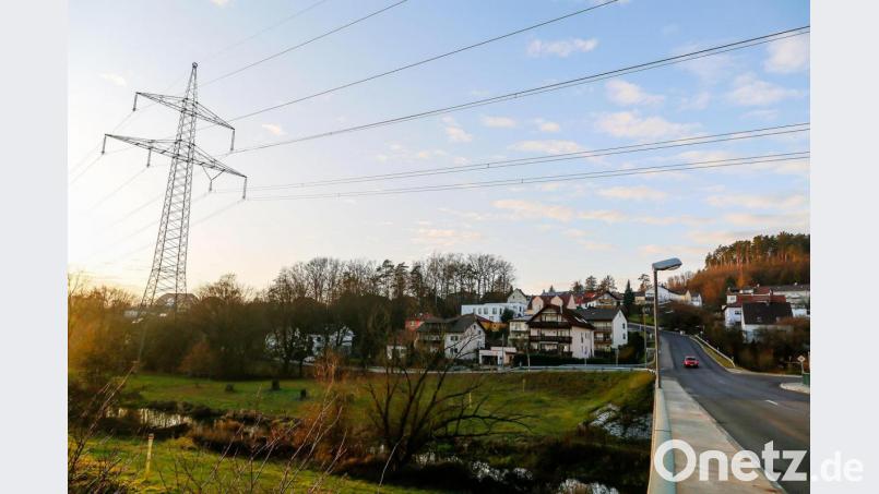 In Ettmannsdorf läuft die Trasse des Ostbayernrings schon jetzt dicht an der Wohnbebauung vorbei. Bild: Hösamer