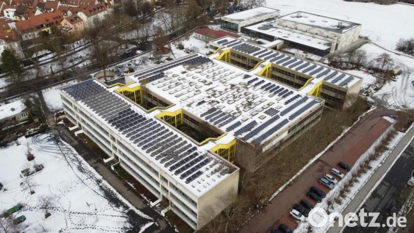Die bestehenden Gebäude der Realschulen (hier in der Ansicht von Süden) werden abgebrochen. Zwischen altem Areal und Sportstätten (rechts) soll der Neubau entstehen. Bild: Gustl Beer