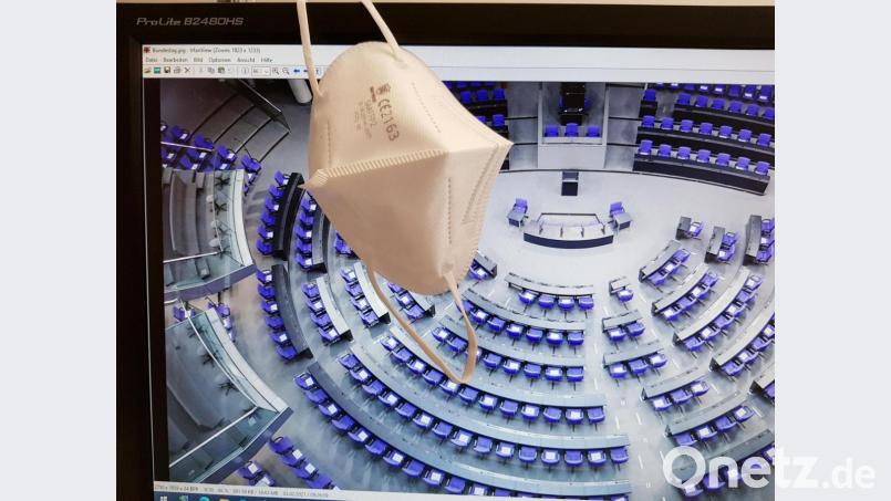 Über einem Bildschirm, der ein dpa-Bild des leeren Plenarsaals im Bundestag zeigt, hängt eine FFP2-Maske. Ende September Jahres werden die Abgeordneten des Deutschen Bundestags neu gewählt. Noch stehen die Nominierungen bei den vielen Parteien aus – der Pandemie wegen. Corona erzwingt besondere Hygienerichtlinien für die Nominierungsversammlungen. FFP2-Masken gehören dazu. Symbolbild: td
