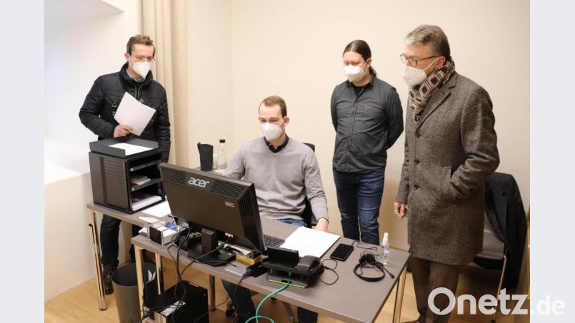 Die Stadt Tirschenreuth unterstützt das BRK mit der Einrichtung und personellen Besetzung des Impftermin-Callcenters in der Kreisstadt. Das Foto zeigt Bürgermeister Franz Stahl, EDV-Administrator Christian Pößl, Verwaltungsmitarbeiter Nico Wiesend und den Leiter der Hauptverwaltung, Markus Bergauer (von rechts), bei letzten technischen Absprachen kurz vor Freischaltung der Registrierungs-Hotline. Bild: Stadt Tirschenreuth/exb