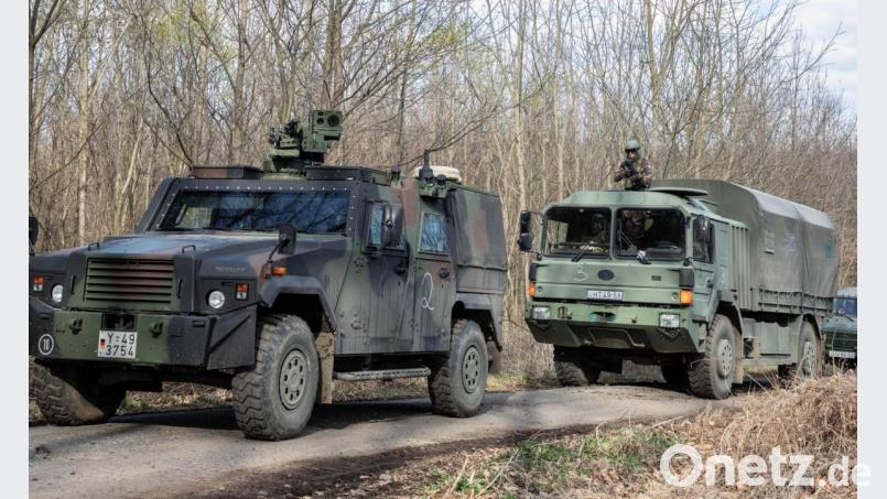 Das Bild entstand während eines Medientages, den die ungarische Armee in der Nähe der Stadt Kaposvar im Jahr 2019 organisierte. Es zeigt eine gemeinsame Übung mit den Kümmersbrucker Transportsoldaten. 
An der Spitze der Marschgruppe fährt ein deutsches Führungsfahrzeug vom Typ Eagle, darauf folgt ein ungarisches Transportfahrzeug. Bild: hbe