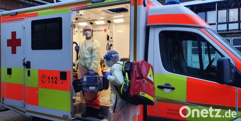 In voller Schutzmontur: Der Rettungsdienst Amberg-Sulzbach rückt aus. Bild: Michael Honig/BRK/exb