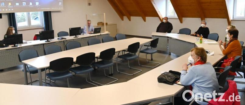 Der Wahlausschuss der Gemeinde Poppenricht stimmt einstimmig für die Wahlvorschläge der Parteien ab. Die CSU schickt Hermann Böhm ins Rennen, die SPD Michael Gradl. Bild: gf