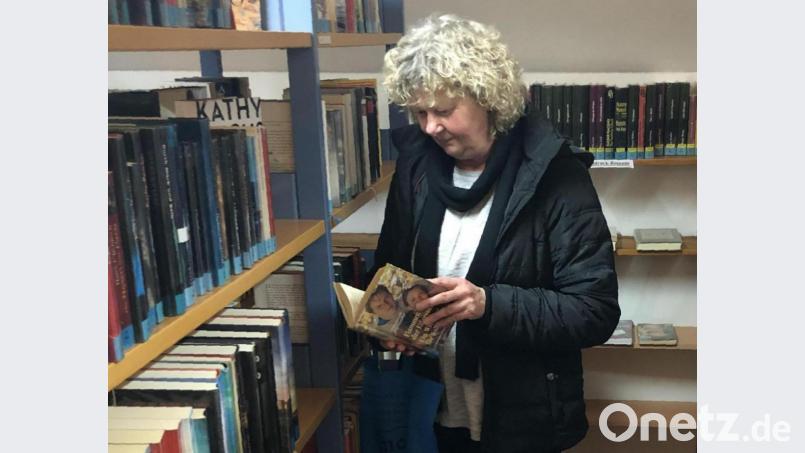 Groß ist die Auswahl an Büchern und anderen Medien in der Stadtbücherei. Das Hineinschmökern vor Ort, wie auf unserem Archivbild, ist aktuell zwar nicht möglich, Nachschub kann aber mit einem Abhol- und Bestellservice geordert werden. Archivbild: sns