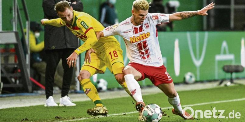 Der SSV Jahn Regensburg und der 1. FC Köln lieferten sich einen intensiven Pokalfight. In dieser Szene behauptet Regensburgs Erik Wekesser (rechts) den Ball gegen Ondrej Duda. Bild: Armin Weigel/dpa