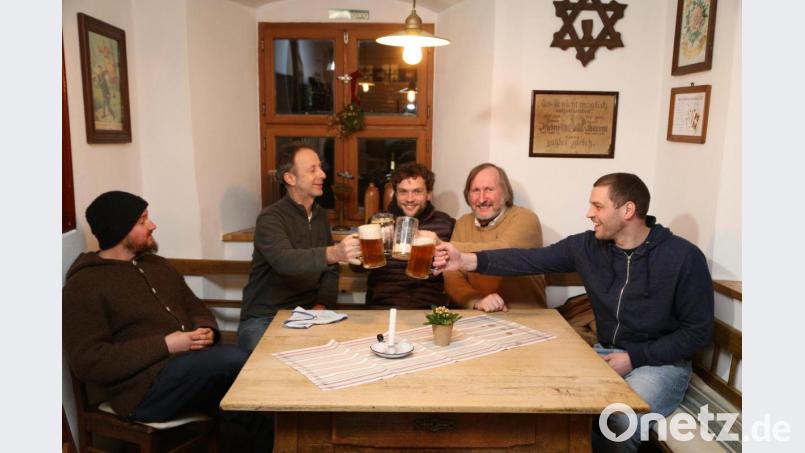 Die Musiker von Monobo Son (hier 2018) schätzen die Oberpfälzer Zoiglkultur. Am Schaffer bei Reinhard Fütterer (2. von links) sind Severin Rauch (links), Manuel Winbeck (Mitte), Wolfi Schlick (2. von rechts) und Johannes Winbeck gerne zu Gast. Bild: Roland Wellenhöfer