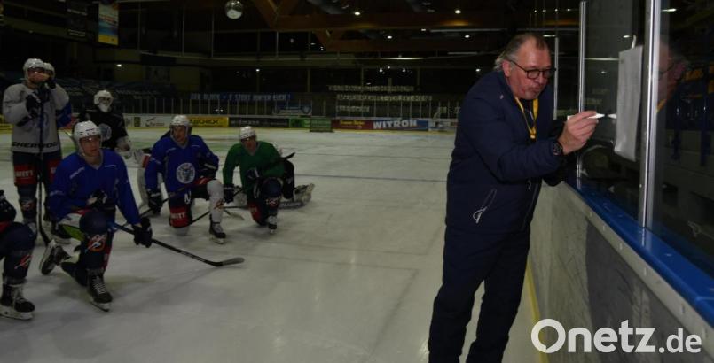 Der neue Trainer der Blue Devils Weiden, Kim Collins, bei seiner ersten Trainingseinheit am Donnerstagabend. Bild: gb