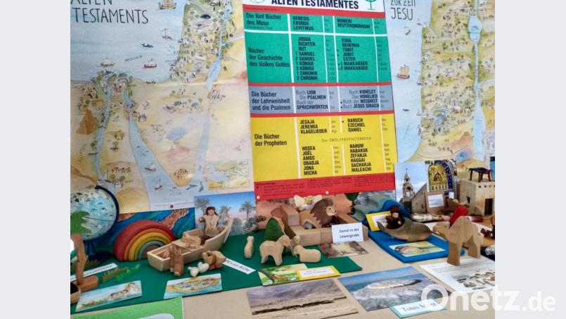 Der Bibel-Erlebnis-Tisch von St. Michael Poppenricht bietet einiges zum Entdecken. Bild: Regina Probst/exb