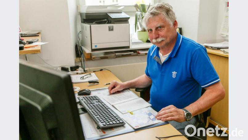 Robert Heinfling, hier in seinem Büro in der Schwandorfer Gerhardingerschule, wurde 2009 zum Kreisbrandrat gewählt. 2010 trat er seinen Dienst an. Bild: Hösamer