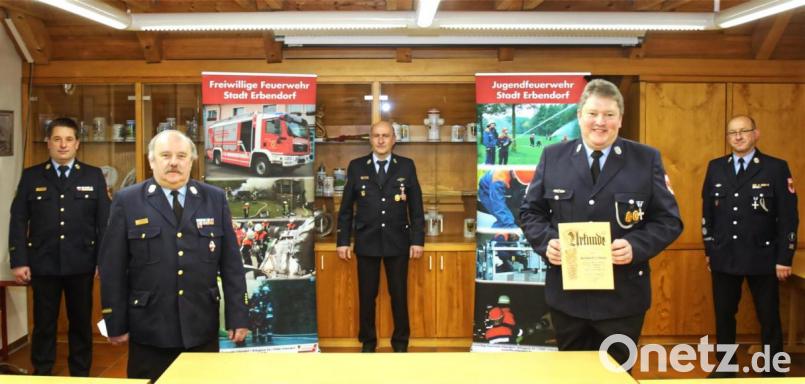 Die FFP2-Masken wurden nur kurz für das Foto abgenommen, die Urkunde des Landkreises mit Abstand überreicht: Kreisbrandrat Andreas Wührl (Zweiter von links) ehrte Kommandant Bernhard Schmidt (Zweiter von rechts) für 25 Jahre Engagement in einer Führungsposition. Dazu gratulierten auch (hinten, von links) Kreisbrandinspektor Stefan Gleißner, Kreisbrandmeister Herbert Thurm und stellvertretender Kommandant Wolfgang Gruber. Bild: njn