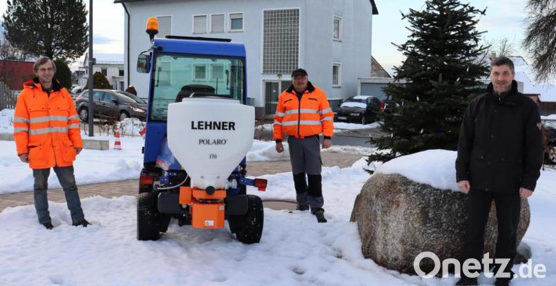 Bürgermeister Markus Ziegle und die Gemeindearbeiter Anton Argauer und Herbert Kick (von rechts) begutachten den neuen Streuer für den Multifunktionstruck. Das Zubehör erleichtert und verschnellert den Winterdienst und sorgt für mehr Sicherheit. Bild: fz