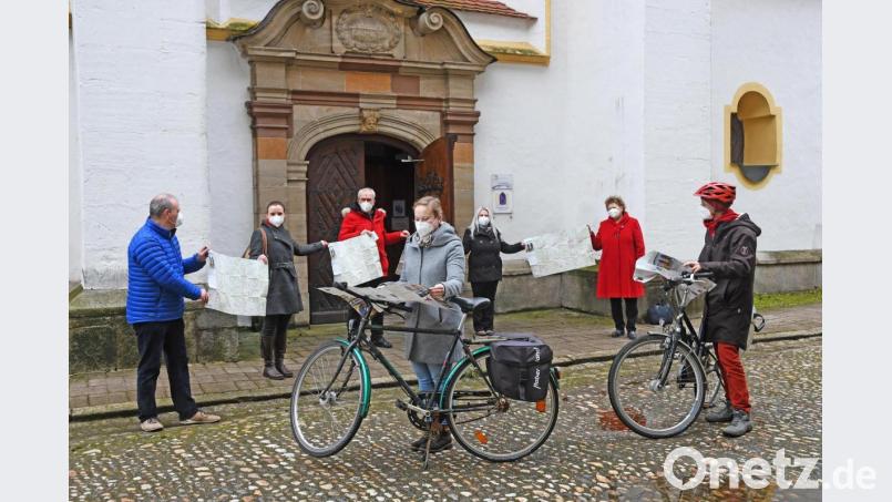 Dekan Thomas Guba (von links), die Tirschenreuther Tourismusreferentin Stephanie Wenisch, Hans-Peter Pauckstadt-Künkler, Cathrin Kube vom Amt für Kultur, Stadtgeschichte und Tourismus in Weiden, die Tourismusreferentin des Landkreises Neustadt Christina Kirchner, Amtsleiterin Petra Vorsatz und Dekanatssprecherin Susanne Götte präsentieren vor der Michaelskirche in Weiden die neue Übersichtskarte des Simultankirchenradwegs. Bild: Gabi Schönberger