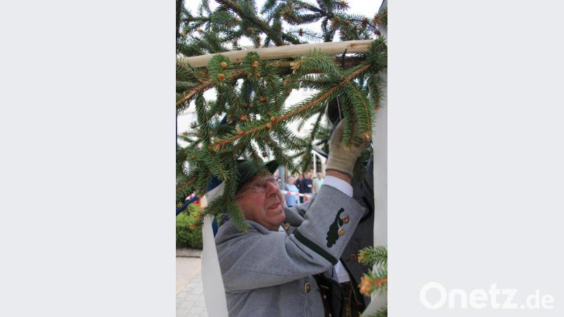 Josef Schmidkonz und sein Maibaum, stets legte er selbst mit Hand an. Bild: kro