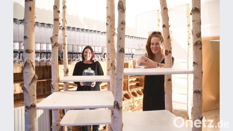 Noch gibt es im Unverpackt-Laden in Weiden keine vollen Regale zu sehen. Doch das soll sich bald ändern, wie Sarah Bauer (rechts) und Anett Hartenstein ankündigen. Symbolbild: Gabi Schönberger